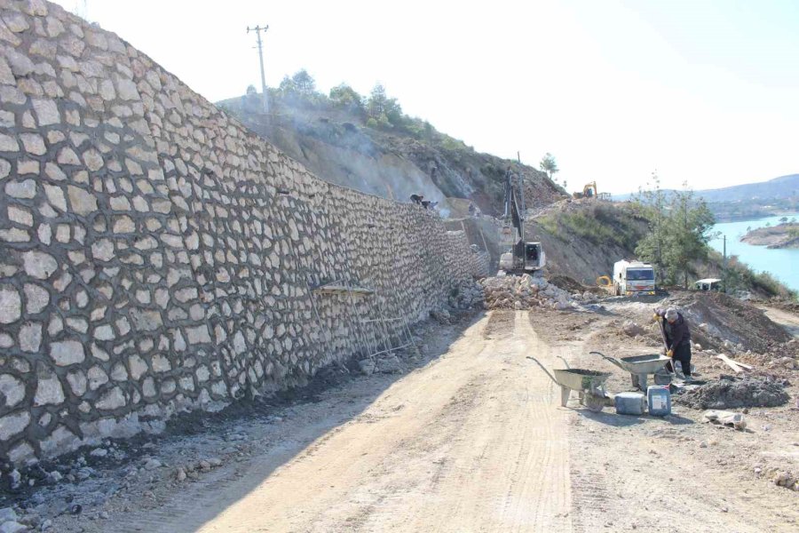 Büyükşehir Heyelan Yaşanan Yollarda Duvar Örüyor