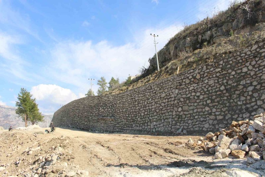 Büyükşehir Heyelan Yaşanan Yollarda Duvar Örüyor