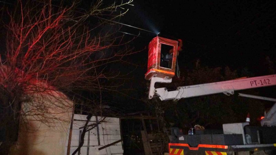 Antalya’da Gecekonduda Çıkan Yangın Korkuttu