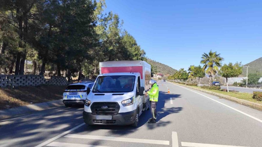 Antalya’da 1 Haftalık Trafik Denetimlerinde 63 Bin Araç Kontrol Edildi, 15 Bin Sürücüye Ceza Kesildi