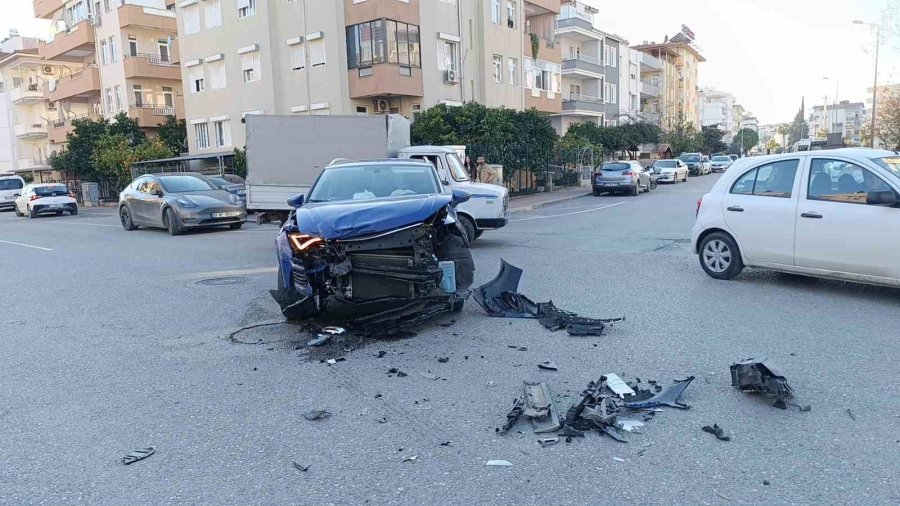 Kontrolsüz Kavşakta İki Otomobil Çarpıştı, Fenalaşan Sürücü Hastaneye Kaldırıldı