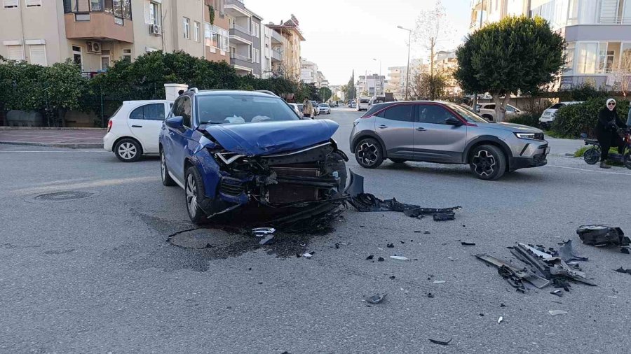 Kontrolsüz Kavşakta İki Otomobil Çarpıştı, Fenalaşan Sürücü Hastaneye Kaldırıldı