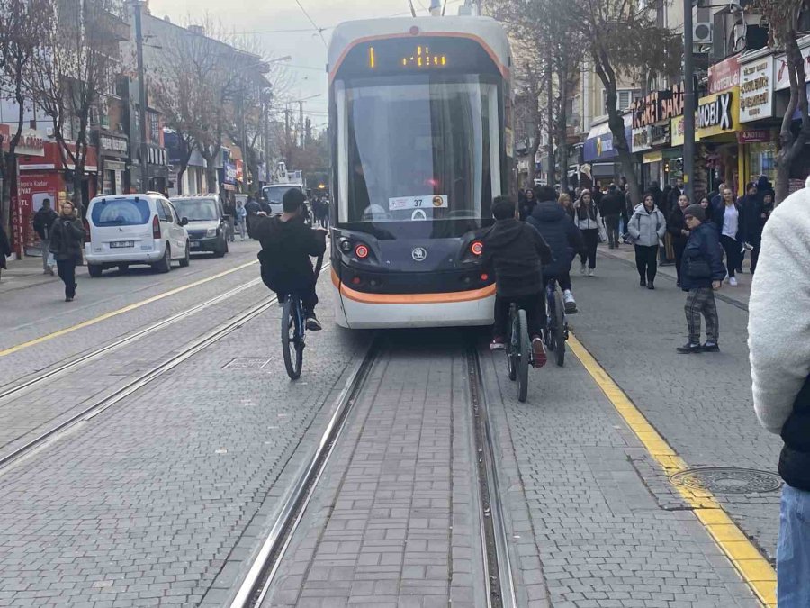 Tramvayın Arkasına Tutunan Bisikletli Çocuklar Canlarını Tehlikeye Attı