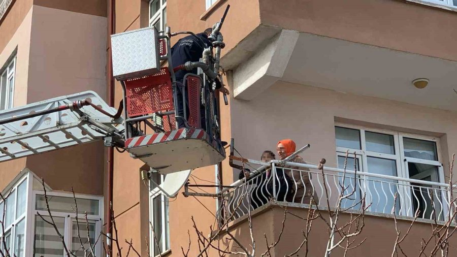 Karaman’da Çıkan Yangın Nedeniyle Balkonda Mahsur Kalan 2 Kişiyi İtfaiye Kurtardı