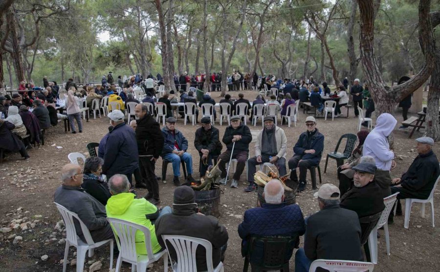 Mersin’de Emekliler Tabiat Parkında Eğlendi