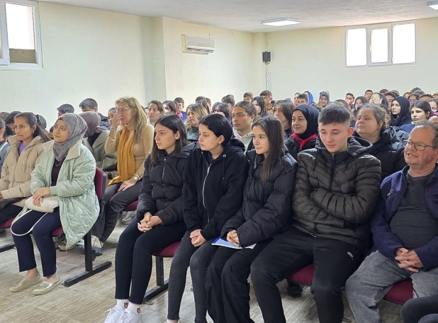 Bozyazı’da Sağlık Çalışanları Öğrencileri Meslekleri Hakkında Bilgilendirdi