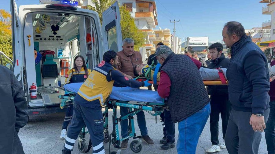 Hafif Ticari Araç Motosikletle Çarpıştı, O Anlar Güvenlik Kamerasına Yansıdı: 1 Yaralı