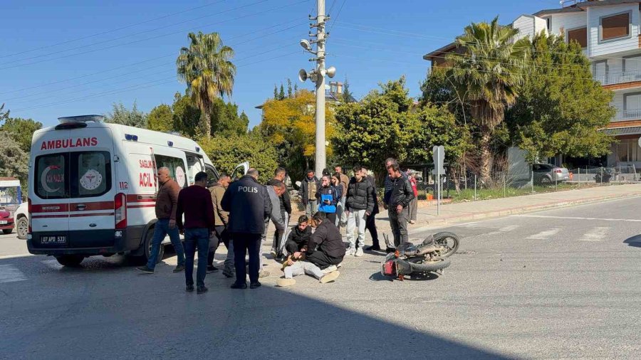 Hafif Ticari Araç Motosikletle Çarpıştı, O Anlar Güvenlik Kamerasına Yansıdı: 1 Yaralı