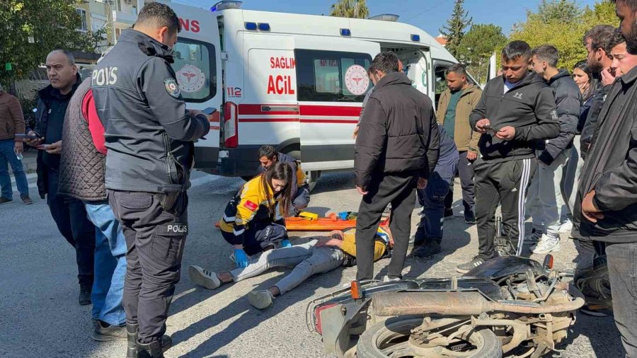 Hafif Ticari Araç Motosikletle Çarpıştı, O Anlar Güvenlik Kamerasına Yansıdı: 1 Yaralı