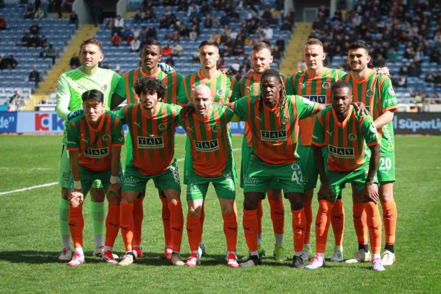 Trendyol Süper Lig: Atakaş Hatayspor: 0 - Corendon Alanyaspor: 0 (ilk Yarı)