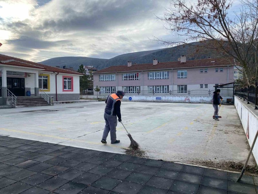 İnönü’de Okul Bahçeleri Temizlendi