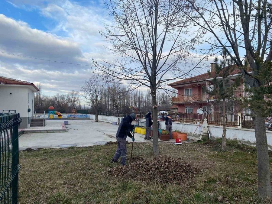 İnönü’de Okul Bahçeleri Temizlendi