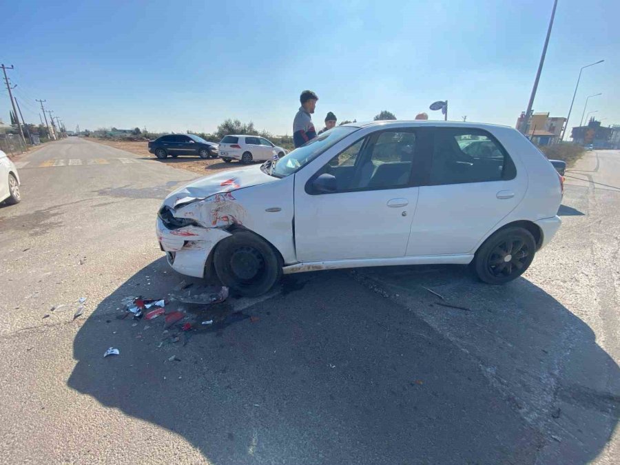 Kamyonetle Otomobilin Çarpıştığı Kazada Baba Ve Oğlu Yaralandı