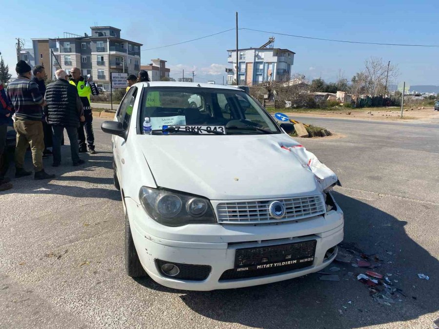 Kamyonetle Otomobilin Çarpıştığı Kazada Baba Ve Oğlu Yaralandı