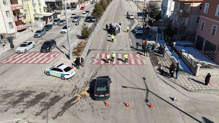 Karaman’da Otomobille Çarpışan Ambulans Devrildi: 3’ü Sağlık Görevlisi 5 Kişi Yaralandı