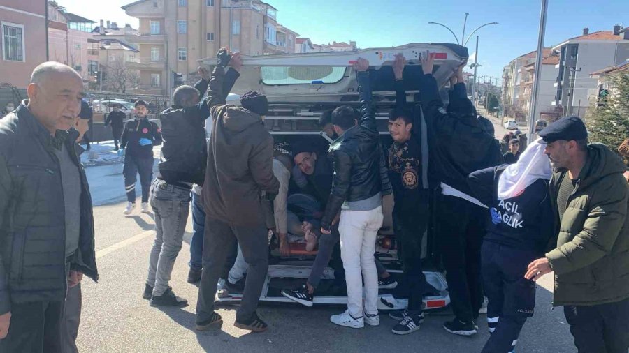 Karaman’da Otomobille Çarpışan Ambulans Devrildi: 3’ü Sağlık Görevlisi 5 Kişi Yaralandı