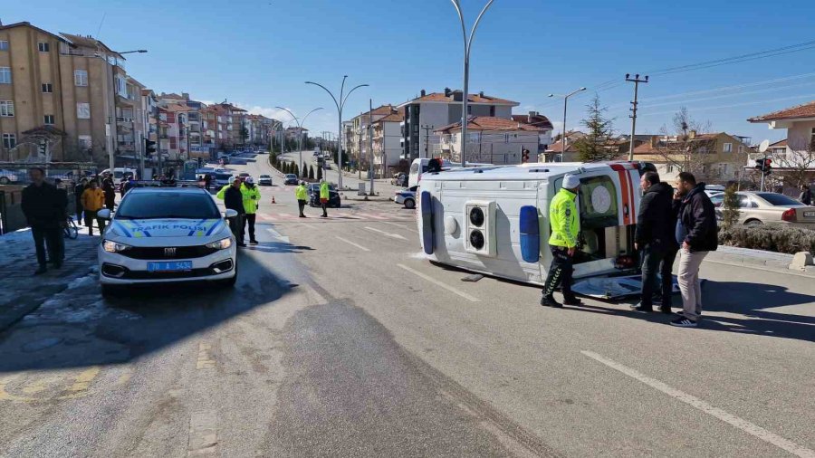 Karaman’da Otomobille Çarpışan Ambulans Devrildi: 3’ü Sağlık Görevlisi 5 Kişi Yaralandı