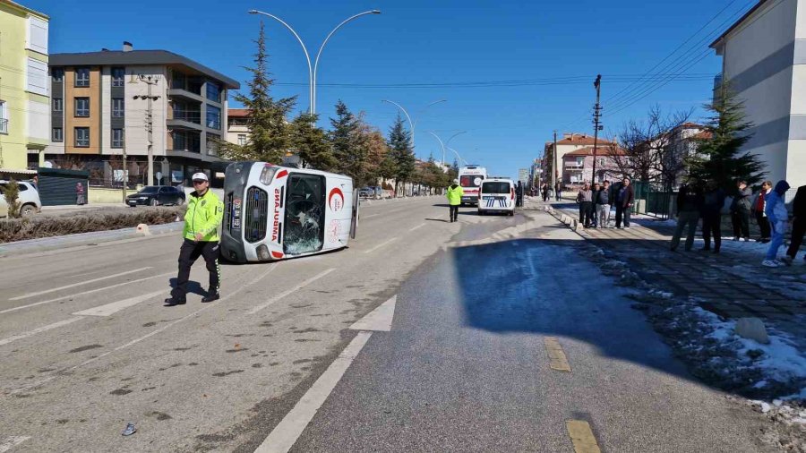 Karaman’da Otomobille Çarpışan Ambulans Devrildi: 3’ü Sağlık Görevlisi 5 Kişi Yaralandı