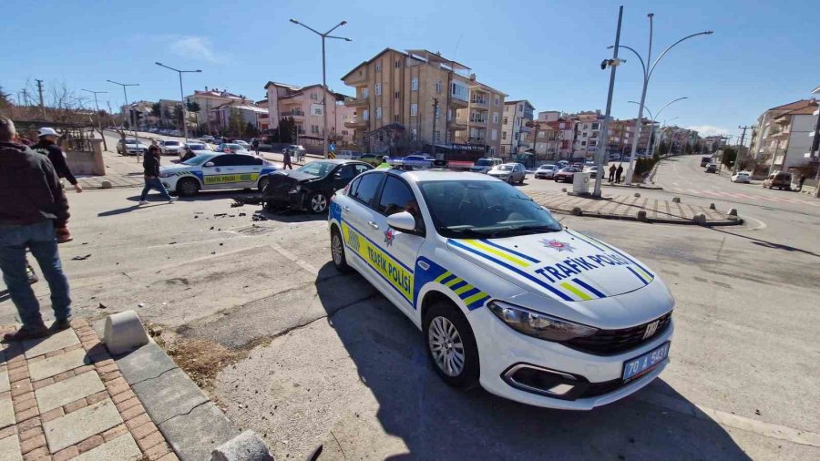 Karaman’da Otomobille Çarpışan Ambulans Devrildi: 3’ü Sağlık Görevlisi 5 Kişi Yaralandı