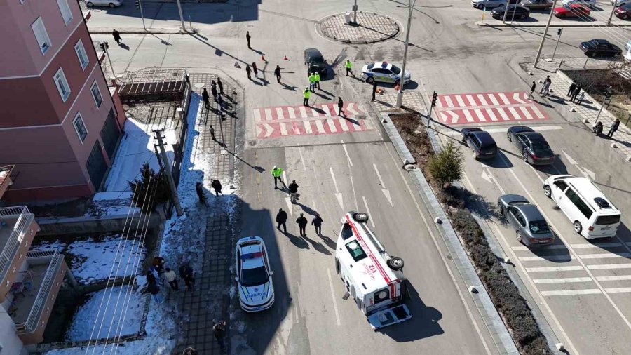 Karaman’da Otomobille Çarpışan Ambulans Devrildi: 3’ü Sağlık Görevlisi 5 Kişi Yaralandı