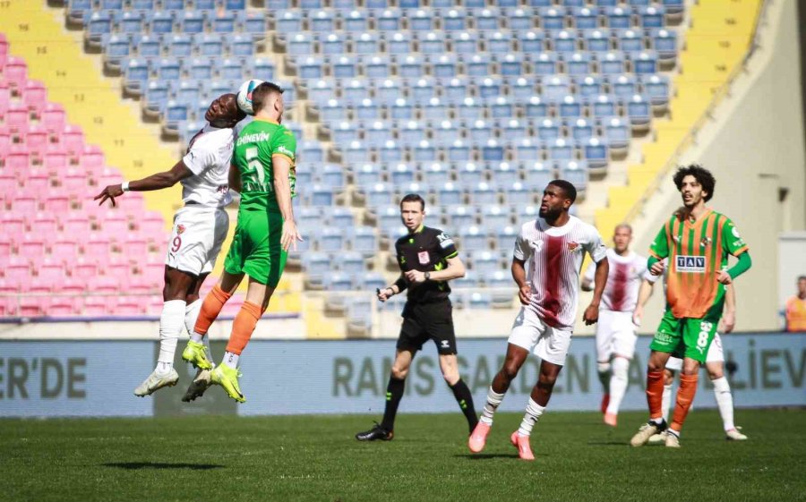 Trendyol Süper Lig: Atakaş Hatayspor: 0 - Corendon Alanyaspor: 0 (ilk Yarı)