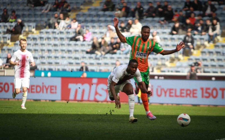 Trendyol Süper Lig: Atakaş Hatayspor: 0 - Corendon Alanyaspor: 0 (ilk Yarı)