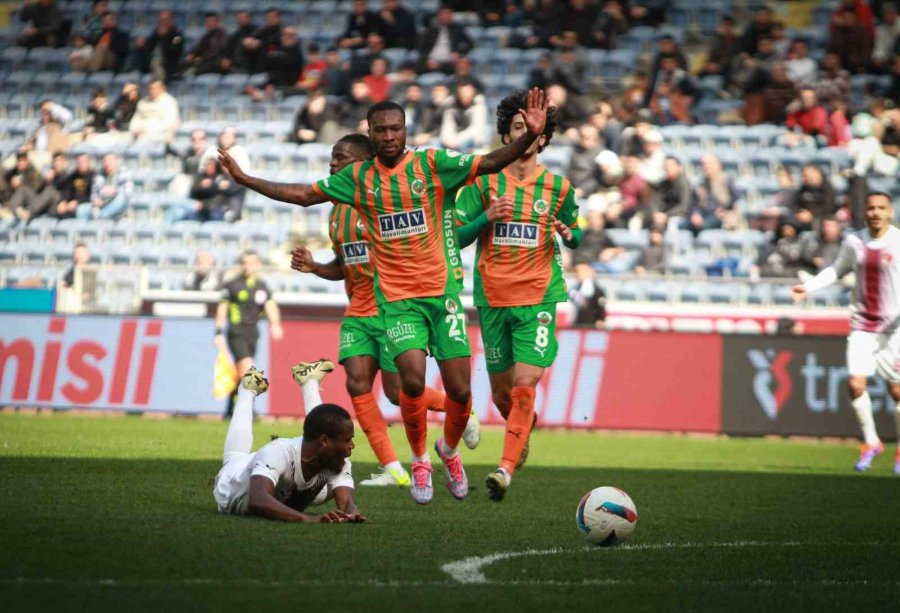 Trendyol Süper Lig: Atakaş Hatayspor: 0 - Corendon Alanyaspor: 0 (ilk Yarı)