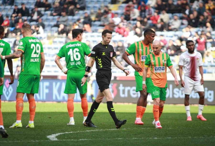 Trendyol Süper Lig: Atakaş Hatayspor: 0 - Corendon Alanyaspor: 0 (ilk Yarı)