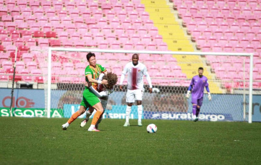 Trendyol Süper Lig: Atakaş Hatayspor: 0 - Corendon Alanyaspor: 0 (ilk Yarı)