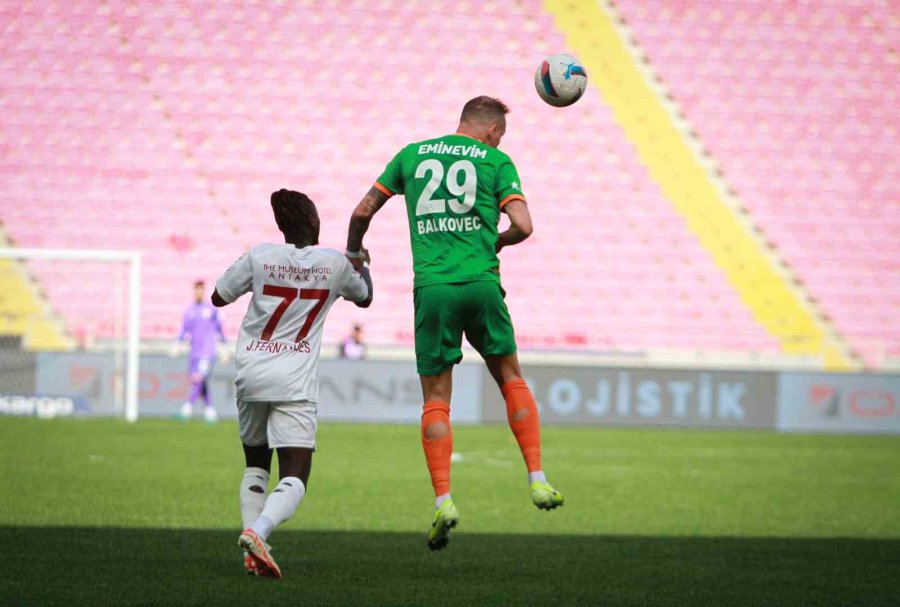 Trendyol Süper Lig: Atakaş Hatayspor: 0 - Corendon Alanyaspor: 0 (ilk Yarı)