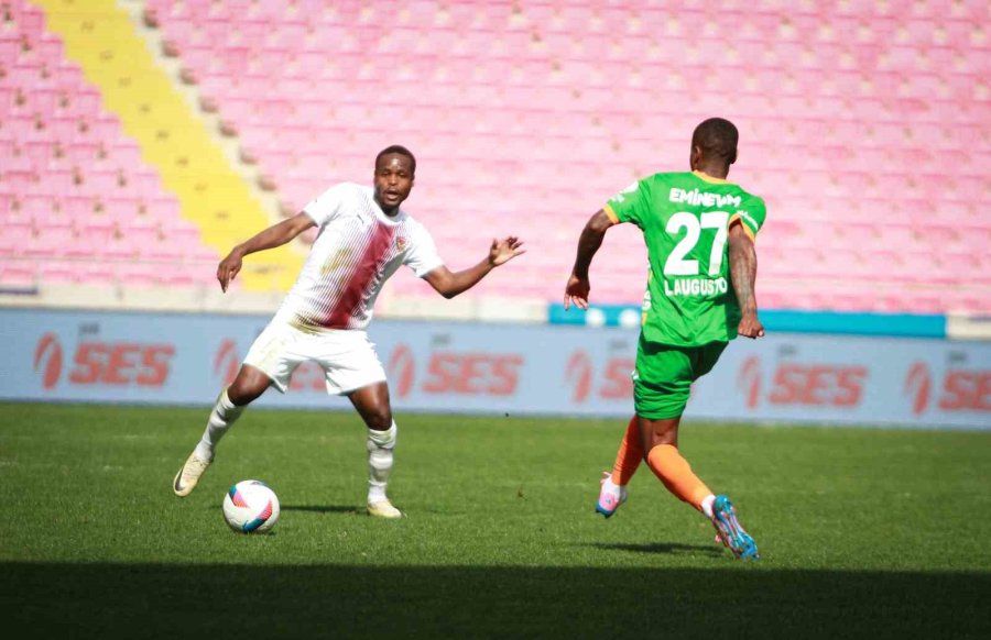 Trendyol Süper Lig: Atakaş Hatayspor: 0 - Corendon Alanyaspor: 0 (ilk Yarı)