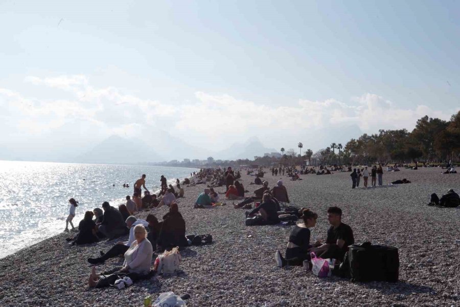 Antalya Şubatta Baharı Yaşadı