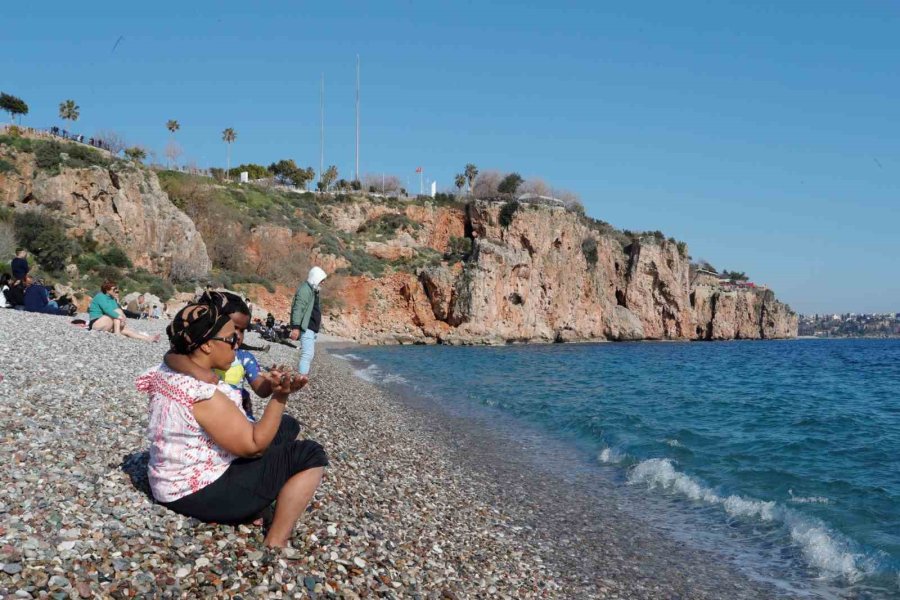 Antalya Şubatta Baharı Yaşadı