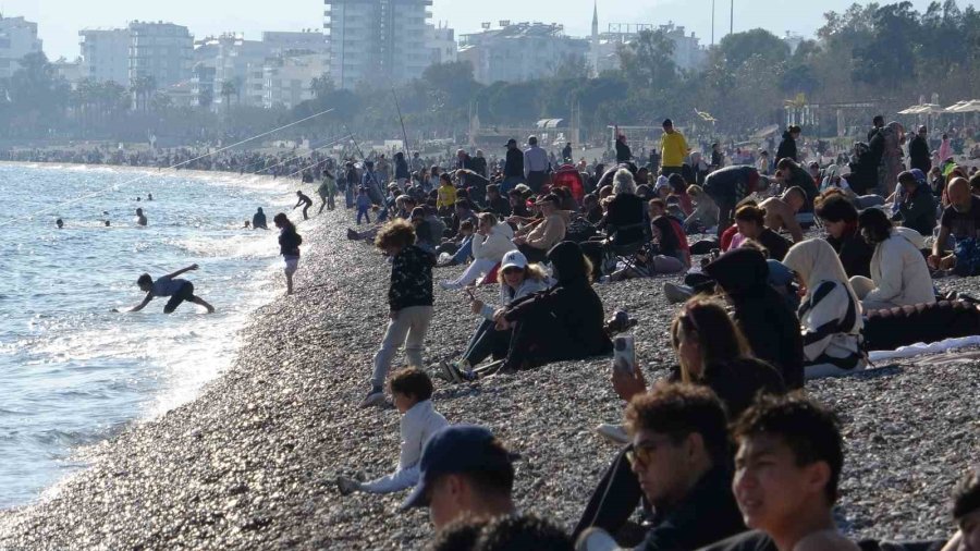 Antalya Şubatta Baharı Yaşadı