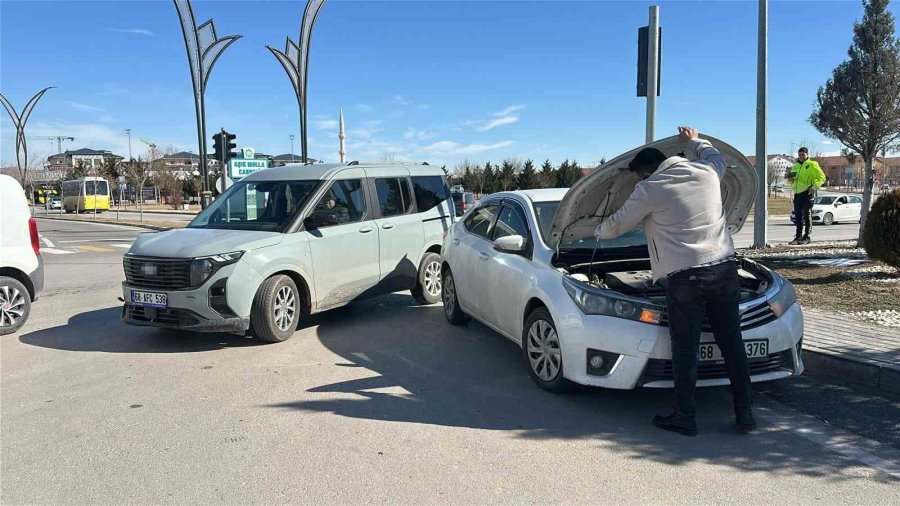 Aksaray’da Hafif Ticari Araç İle Otomobil Çarpıştı: 1 Yaralı