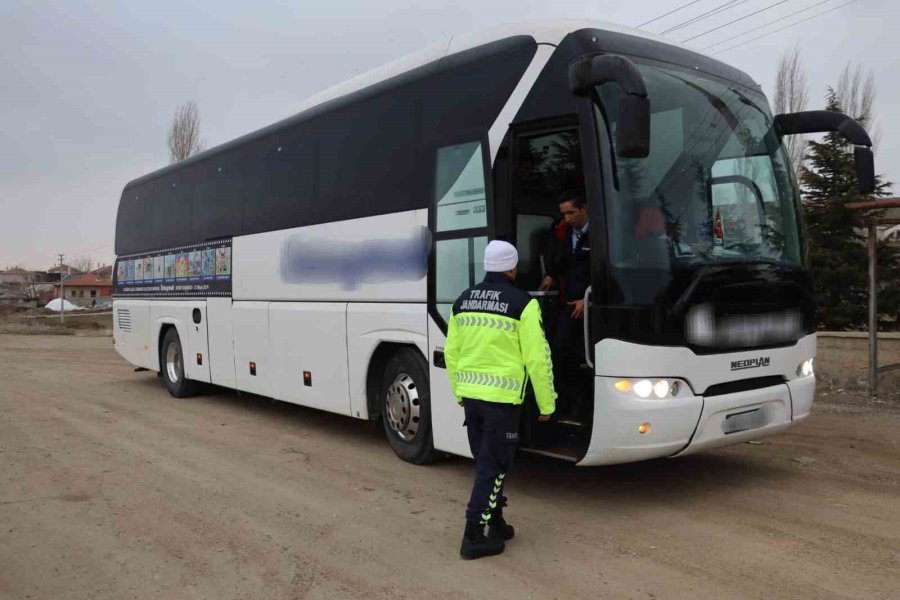 Aksaray’da Sivil Trafik Jandarmaları Yolcu Otobüslerini Denetledi