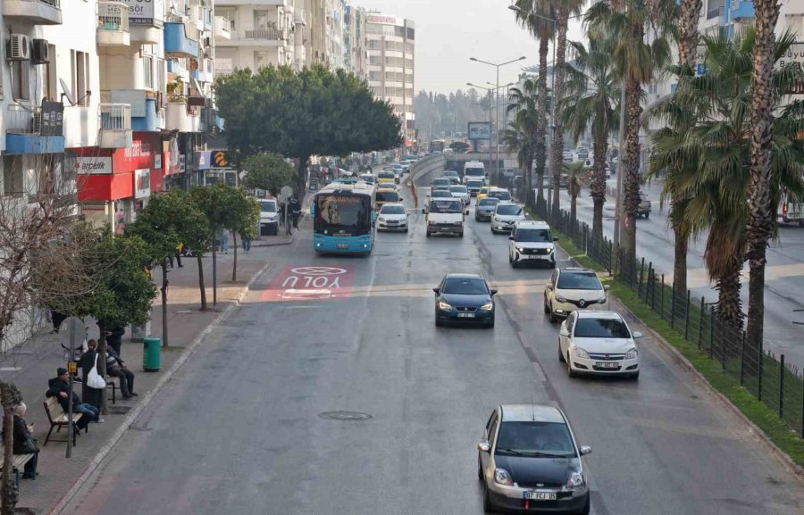 Antalya’da Trafikte Halk Otobüslerine Özel Şerit Uygulaması Başladı