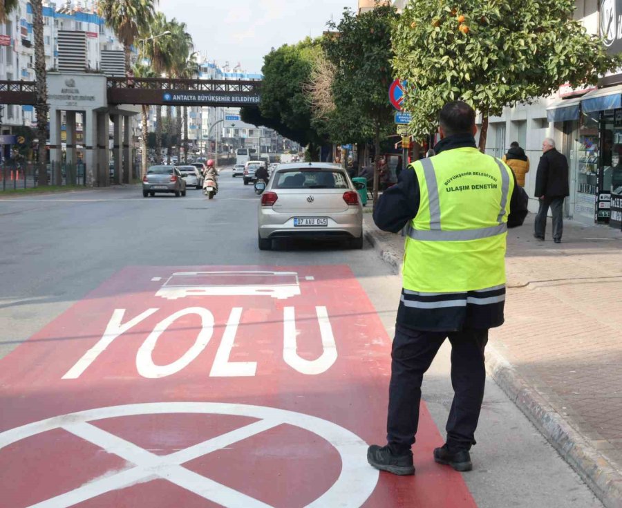 Antalya’da Trafikte Halk Otobüslerine Özel Şerit Uygulaması Başladı