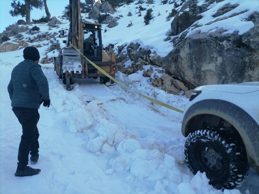 Antalya’da Yayla Dönüşü Araçlarıyla Yolda Mahsur Kalan 3 Kişi Kurtarıldı