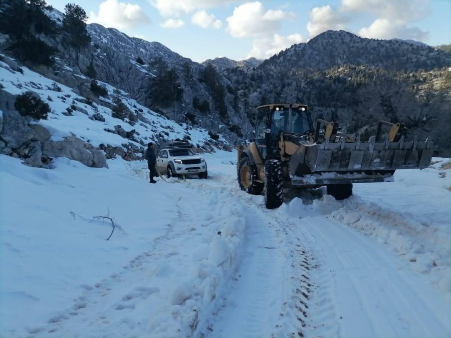 Antalya’da Yayla Dönüşü Araçlarıyla Yolda Mahsur Kalan 3 Kişi Kurtarıldı