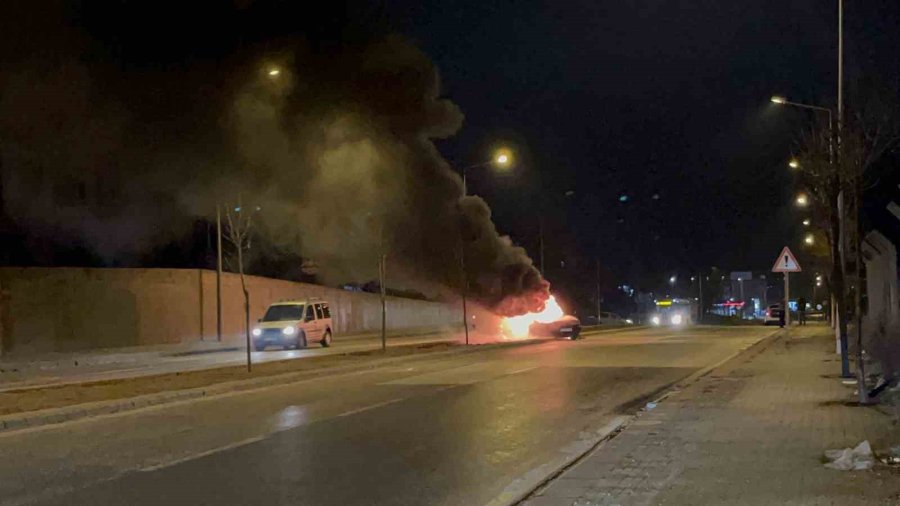 Yakıt Aldıktan Hemen Sonra Tutuşan Aracından Atladı, Canını Zor Kurtardı