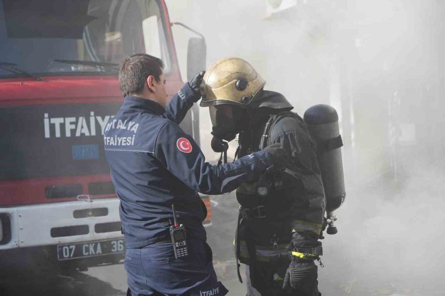 Antalya’da İş Yeri Deposunda Yangın Çıktı, Çalışanlar Gözyaşları İçinde Kaldı