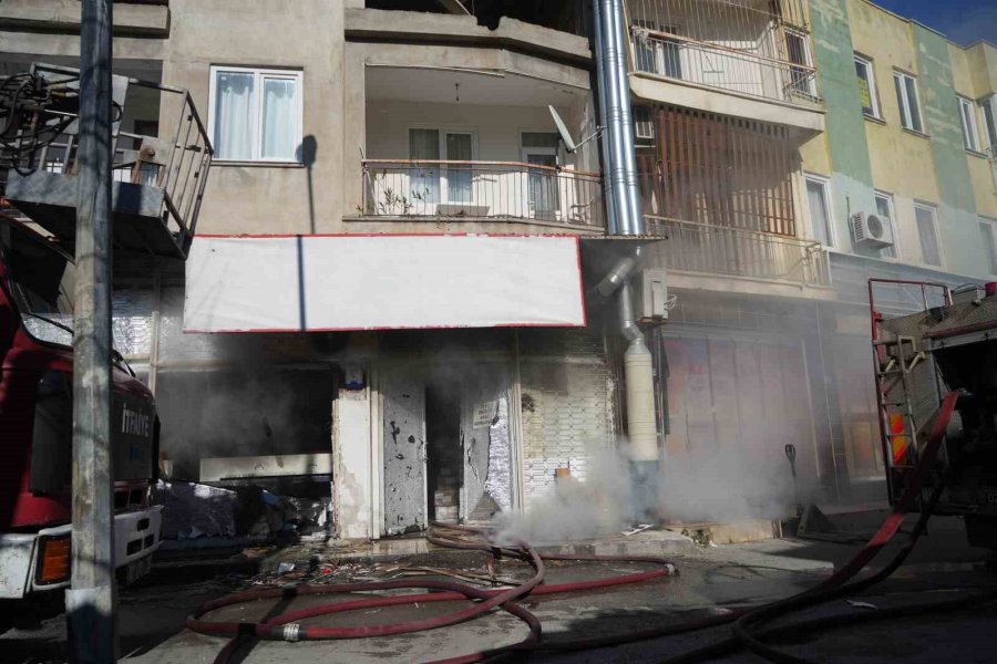 Antalya’da İş Yeri Deposunda Yangın Çıktı, Çalışanlar Gözyaşları İçinde Kaldı