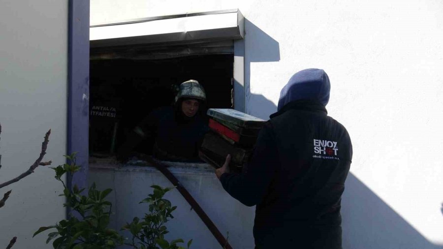 Gece Başlayan Depo Yangını 6 Saatte Söndürüldü, Zararın Büyüklüğü Gündüz Ortaya Çıktı