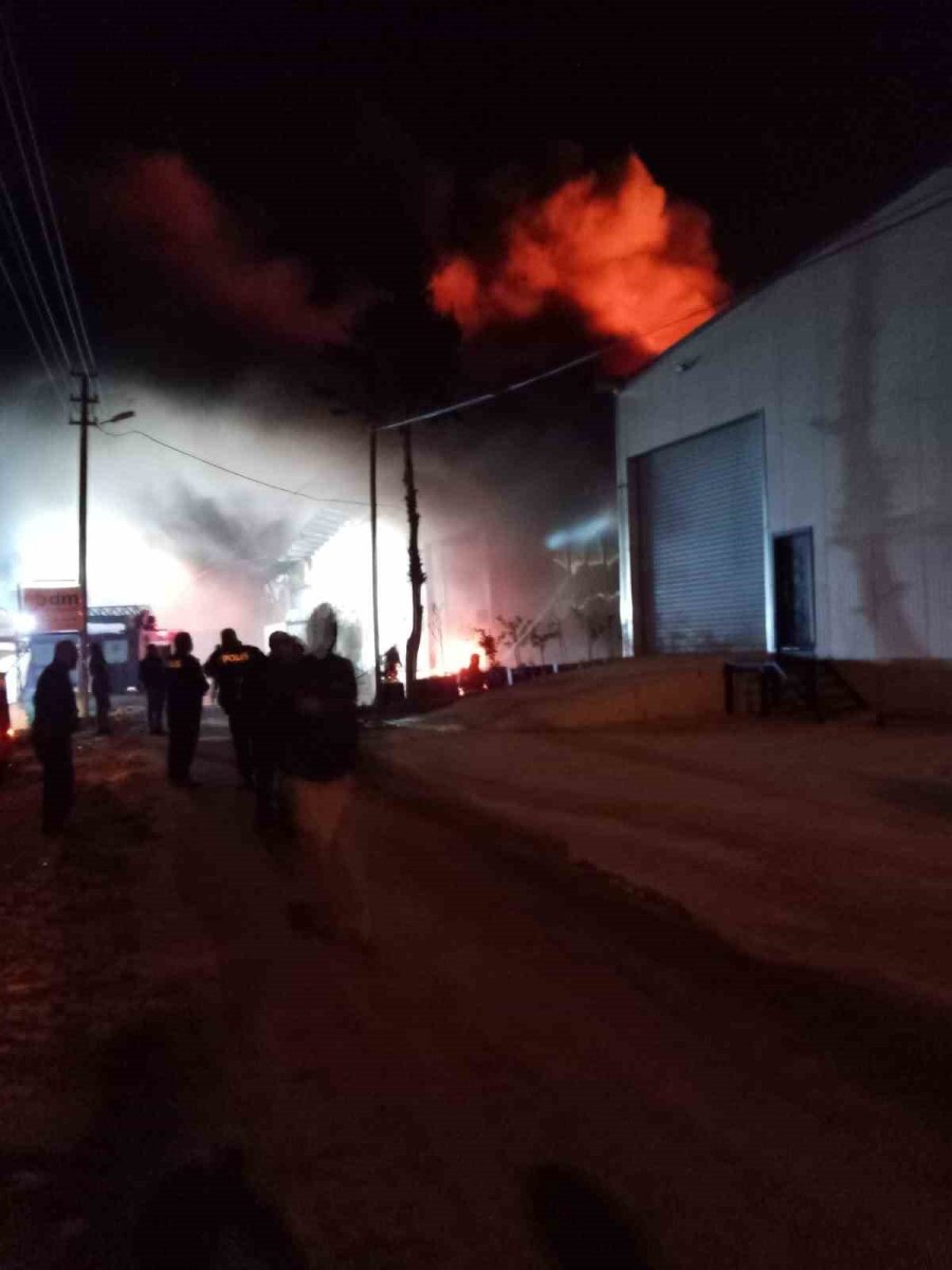 Gece Başlayan Depo Yangını 6 Saatte Söndürüldü, Zararın Büyüklüğü Gündüz Ortaya Çıktı