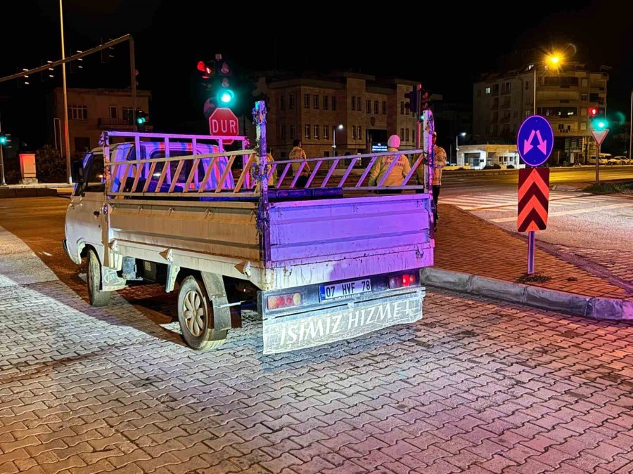 Polis Aracına Çarpan Sürücü 3.74 Promil Alkollü Çıktı