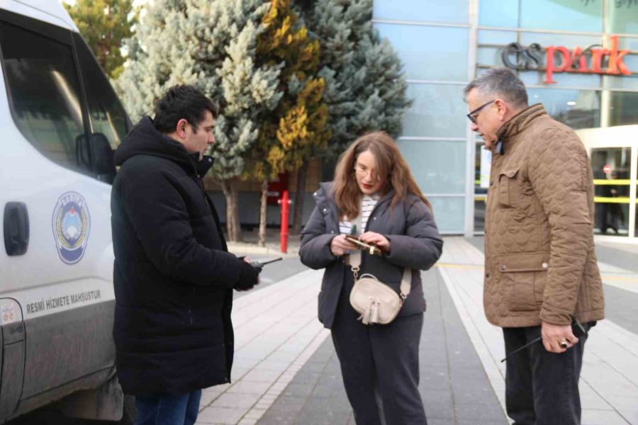 İzmariti Yere Atıp Ceza Yiyen Ve Sigara Yakan Vatandaş: "yere Atarsam Bunun Da Parasını Öderim"