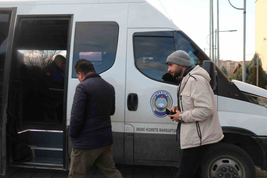 İzmariti Yere Atıp Ceza Yiyen Ve Sigara Yakan Vatandaş: "yere Atarsam Bunun Da Parasını Öderim"