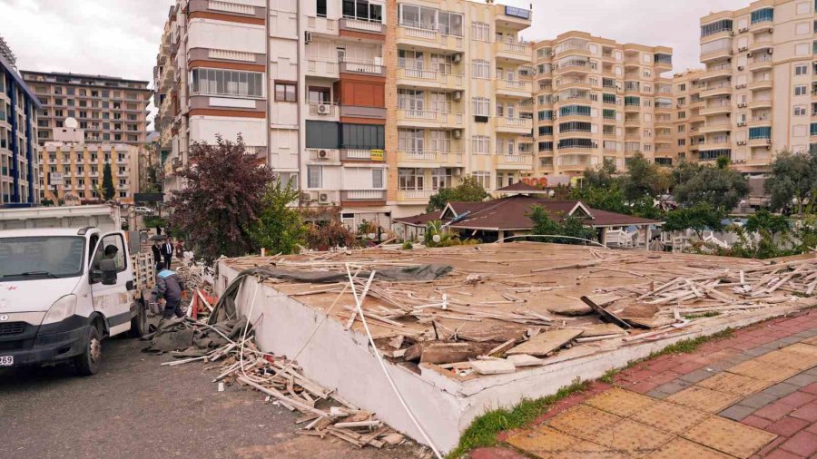 Alanya’da Park Alanını İşgal Eden Restoran Kaldırıldı