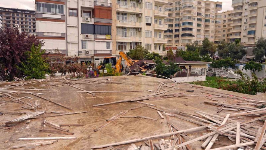 Alanya’da Park Alanını İşgal Eden Restoran Kaldırıldı